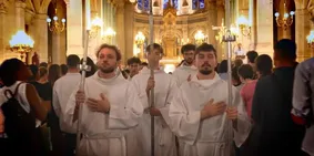 Record de Baptêmes, Influenceurs Catholiques : Comment L'Église Séduit les Jeunes