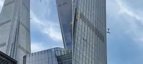 Pekin'in en yüksek gökdelenine küçük uçak çarptı
