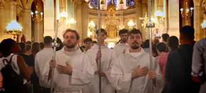Record de Baptêmes, Influenceurs Catholiques : Comment L'Église Séduit les Jeunes