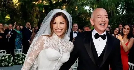 Amazon'un Sahibi Jeff Bezos Venedik'te Evleniyor. İtalya'da Bezos'a Tepkiler Büyüyor Amazon'un Sahibi Jeff Bezos Venedik'te Evleniyor. İtalya'da Bezos'a Tepkiler Büyüyor