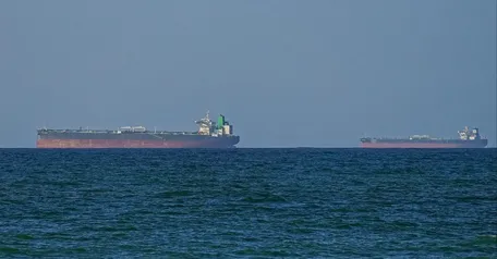 Hürmüz’de Gerilim Yeniden Tırmandı: İran Petrol Tankerini Vurdu