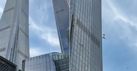 Pekin'in en yüksek gökdelenine küçük uçak çarptı