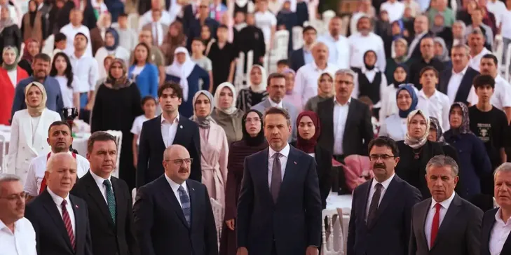 Bakan Bayraktar, Tevfik İleri Anadolu İmam Hatip Lisesi'nde mezuniyet törenine katıldı Bakan Bayraktar, Tevfik İleri Anadolu İmam Hatip Lisesi'nde mezuniyet törenine katıldı