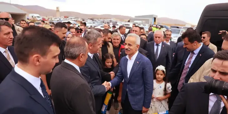 Bakan Uraloğlu, Bayburt-Gümüşhane Havalimanı inşaatında incelemelerde bulundu: Bakan Uraloğlu, Bayburt-Gümüşhane Havalimanı inşaatında incelemelerde bulundu: