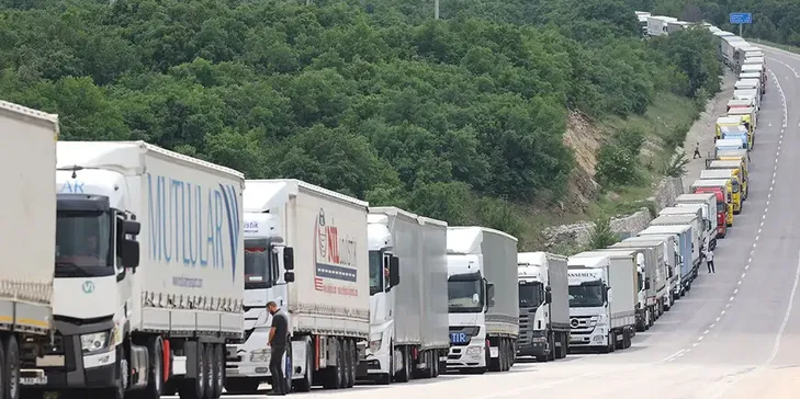 Bulgaristan'da Türkiye'ye Geçiş İçin 18 Kilometrelik Tır Kuyruğu