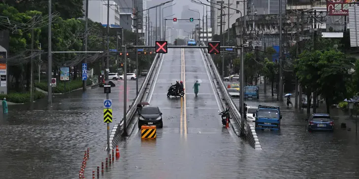 Canaux Qui Débordent et Routes Submergées: Inondations Catastrophiques à Bangkok
