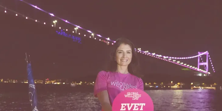 FSM Köprüsü Global Wellness Day'in 14'üncü yılı kapsamında magenta rengine büründü
