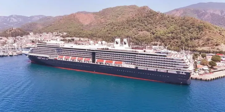 Hollanda bayraklı "Oosterdam" kruvaziyeri Marmaris Limanı'na demirledi