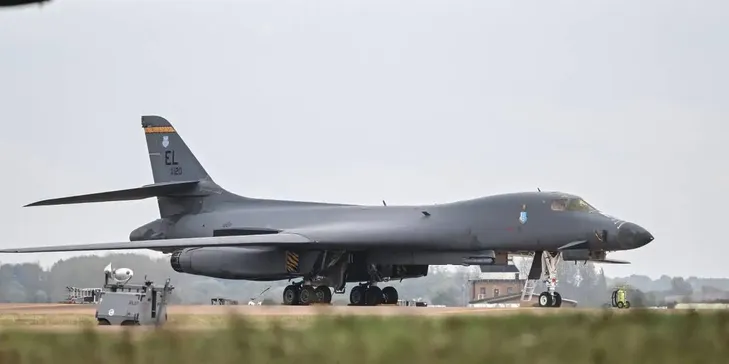 La Fuerza Aérea de Estados Unidos Retira Todos Sus Bombarderos de una Base Aérea Británica Señalada Como Objetivo de UN Presunto Ataque Terrorista