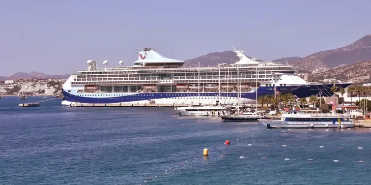 "Marella Discovery 2" kruvaziyeri 1809 yolcusuyla Bodrum'a geldi