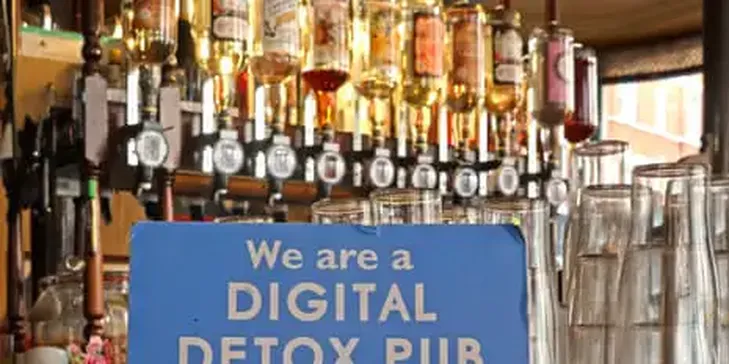 Phones are the new cigarettes: why restaurants are discouraging and even banning them