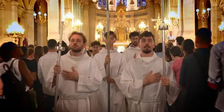 Record de Baptêmes, Influenceurs Catholiques : Comment L'Église Séduit les Jeunes