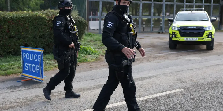 Reino Unido Detiene A UN Británico de 22 Años Bajo Sospecha de Terrorismo en la Base Aérea Operada por EEUU