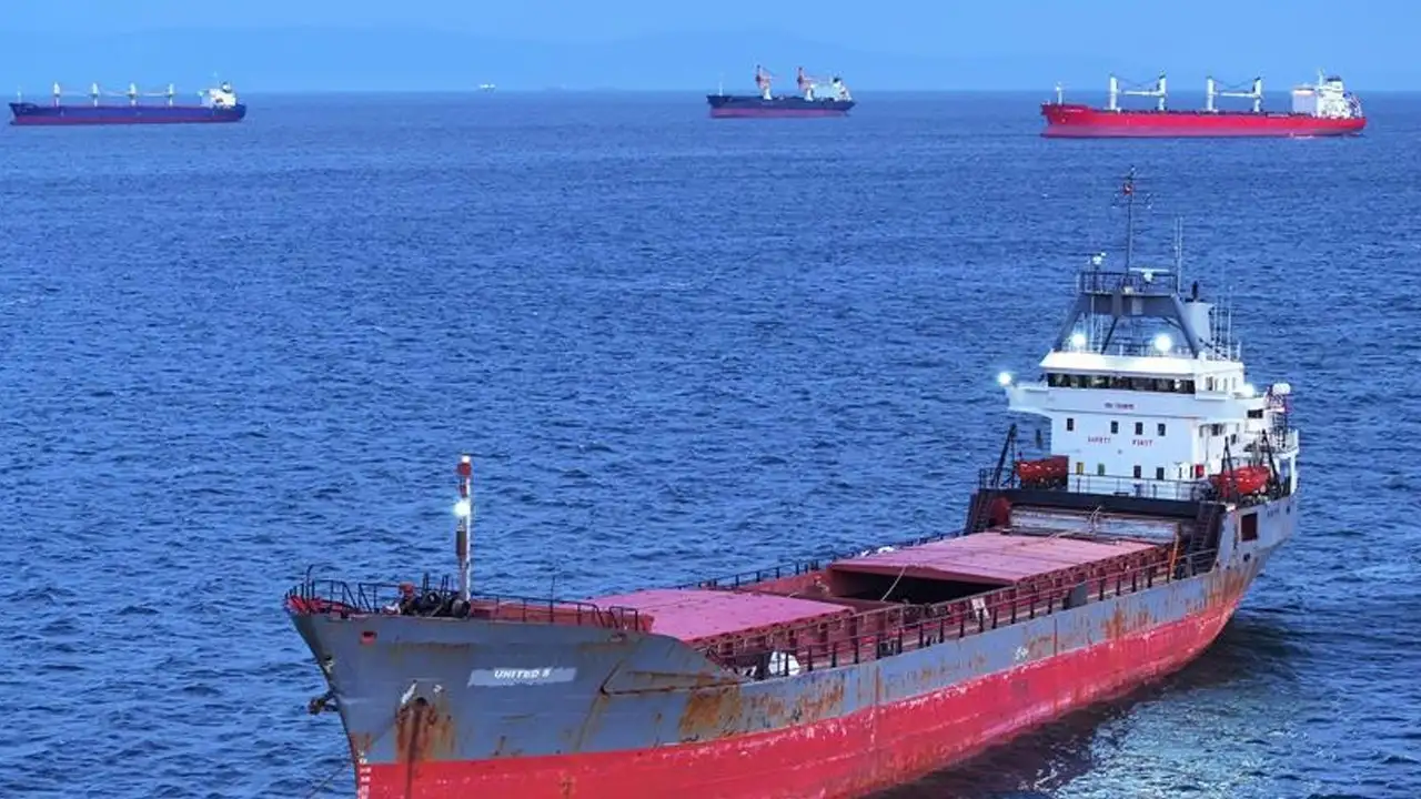 Abluka Sonrası Hürmüz Hareketlendi: İki Tanker Rotasını Değiştirdi