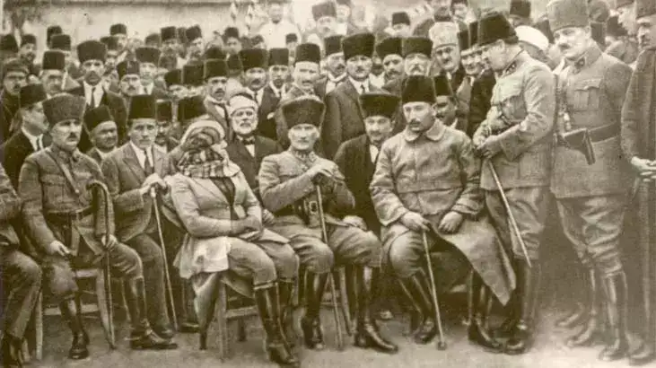 Türkiye Cumhuriyeti'nin Kurucusu ve İlk Cumhurbaşkanı Olan Atatürk