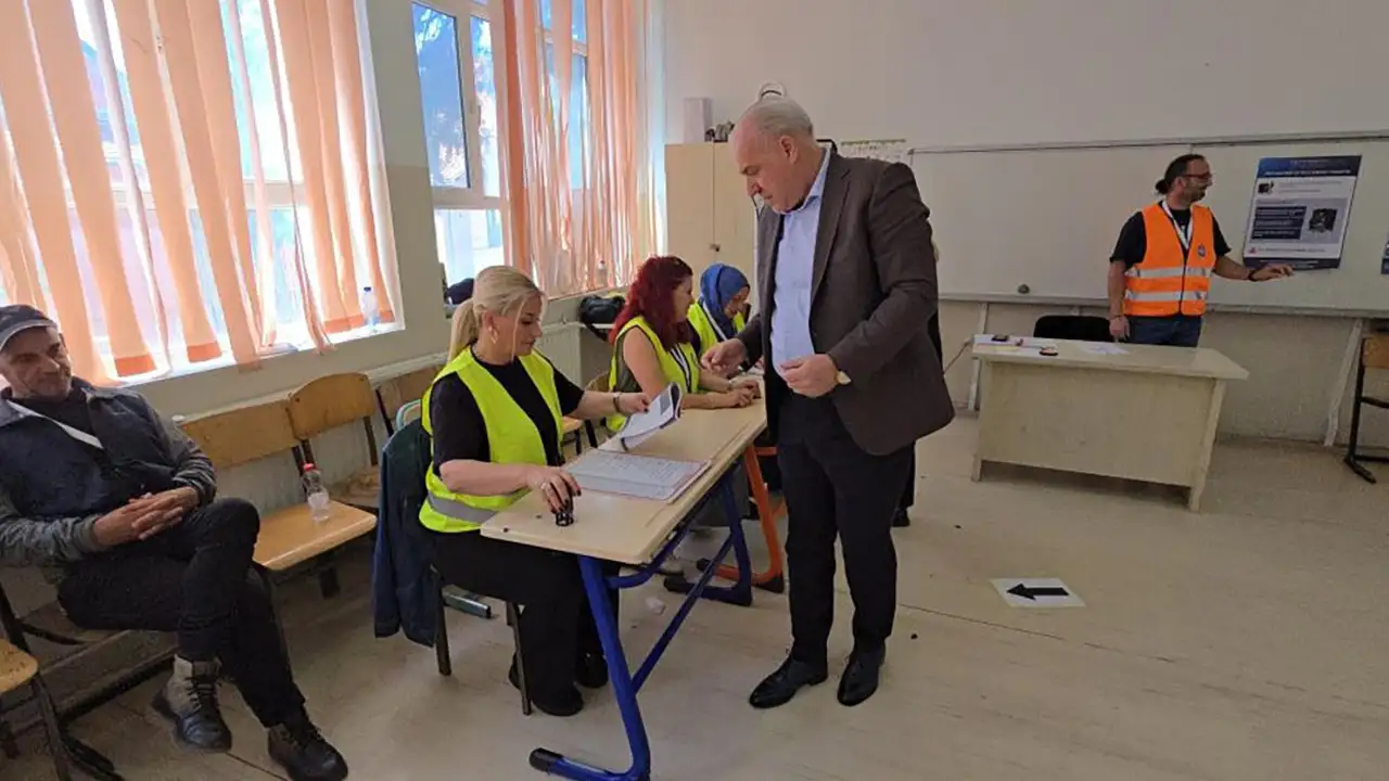Kosova'daki Genel Seçimlerde Başbakan Kurti'nin Partisi Yüzde 47,13 Oyla Birinci Oldu