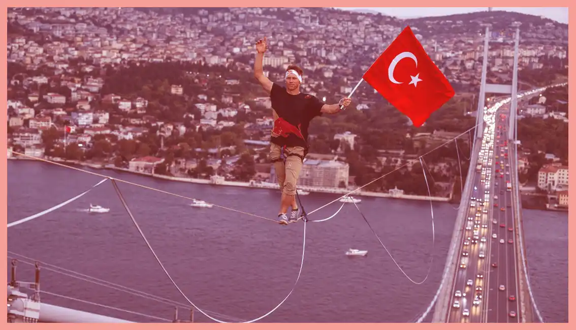 İstanbul Boğazı’nda Nefes Kesen Anlar Yaşandı: Red Bull Sporcusu, Asya’dan Avrupa’ya Halat Üzerinde Geçti